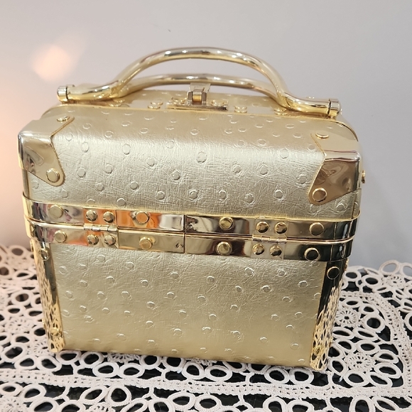 Luxurious Gold Cosmetic Case - Picture 10 of 10